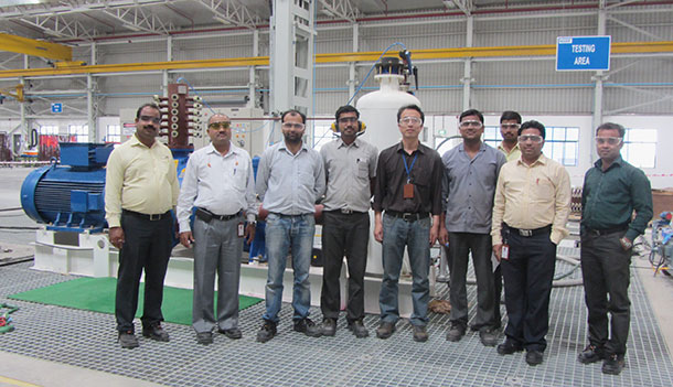 Equipe da Nash em Pune com o primeiro sistema projetado sob encomenda (PSE)